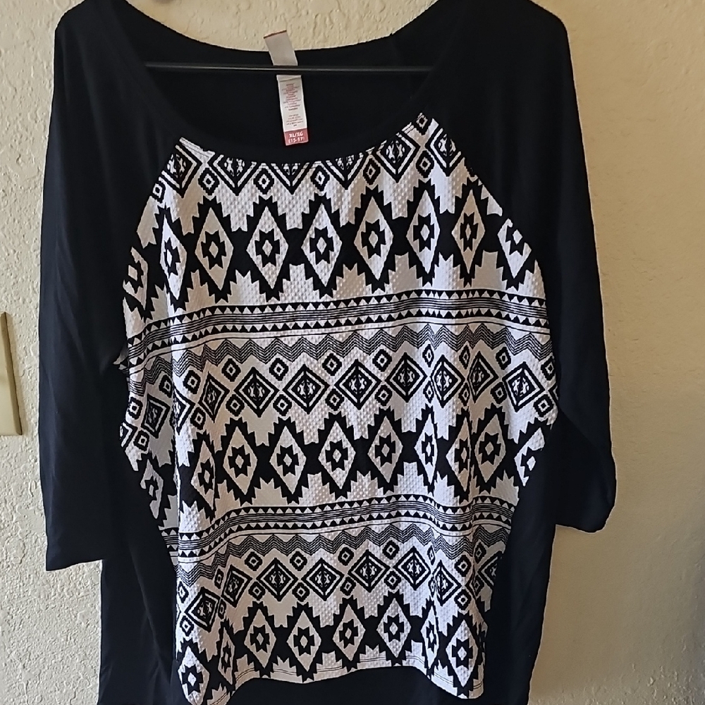 No Boundaries Monochrome Geometric Top